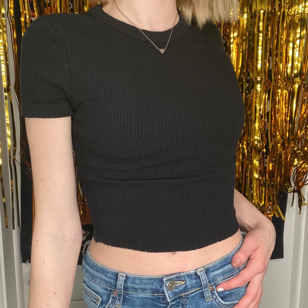 UO Cropped Basic Black Tee